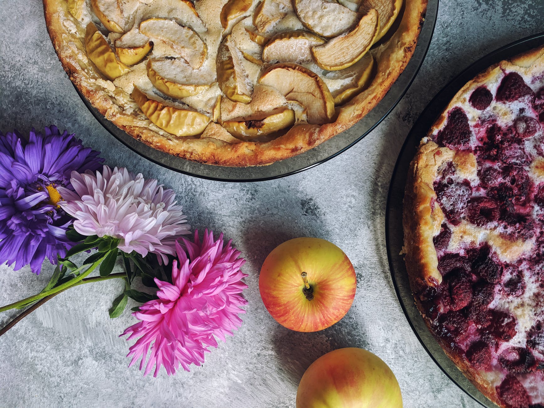 apple pie and raspberry pie